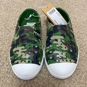 🤎Host pick🤎 Native NWT toddler size 6 camo print rio green shoes.
